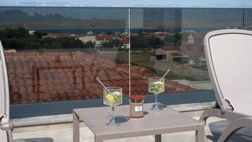 Luxury-Apartment, Nichtraucher, Meerblick | Terrasse/Patio