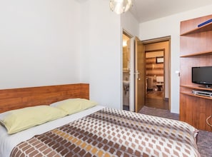 Apartment (Three Bedroom Apartment with Sea View) | 5 bedrooms, free WiFi