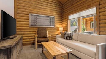 Een televisie, een open haard en een kantoor