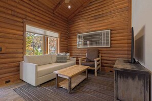 TV - Queen Suite Summary: (Gatlinburg)