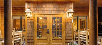 Queen Suite Summary: