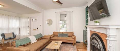 Télévision, cheminée, espaces bureaux