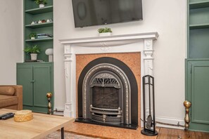 Fernseher, Kamin, Arbeitsbereiche