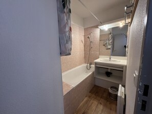 Sèche-cheveux, serviettes fournies