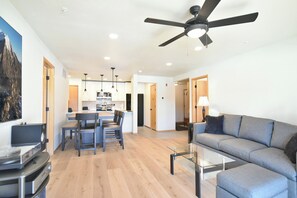 Smart TV, fireplace - Lake Forest Mountainview Condo: Great Location, Amazing Views! (Frisco)