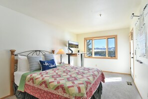 2 bedrooms, desk, iron/ironing board, free WiFi