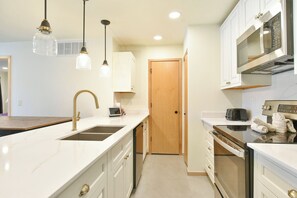 Fridge, microwave, oven, stovetop - Lake Forest Mountainview Condo: Great Location, Amazing Views! (Frisco)
