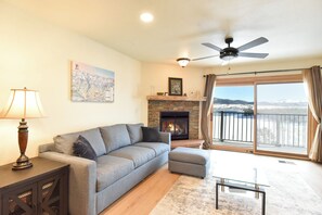 Smart TV, fireplace - Lake Forest Mountainview Condo: Great Location, Amazing Views! (Frisco)
