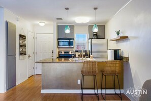 Fridge, microwave, oven, stovetop - 1422 Collier #214 xx (Austin)