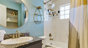 Eco-friendly toiletries, hair dryer, towels, soap - 1422 Collier #214 xx (Austin)