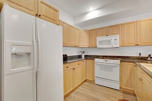 Micro-ondes, plaque de cuisson, lave-vaisselle, cafetiĂšre/bouilloire