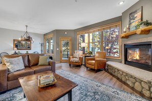 Télévision, cheminée