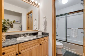 Bathroom - Fantastic 2 Bedroom Condo in the Corral! (Breckenridge)