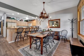 Dining - Fantastic 2 Bedroom Condo in the Corral! (Breckenridge)