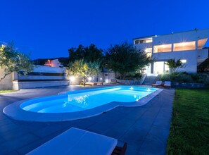 Vil·la (Five Bedroom Villa) | Piscina a l'aire lliure | Piscina a l'aire lliure de temporada, para-sols i gandules 
