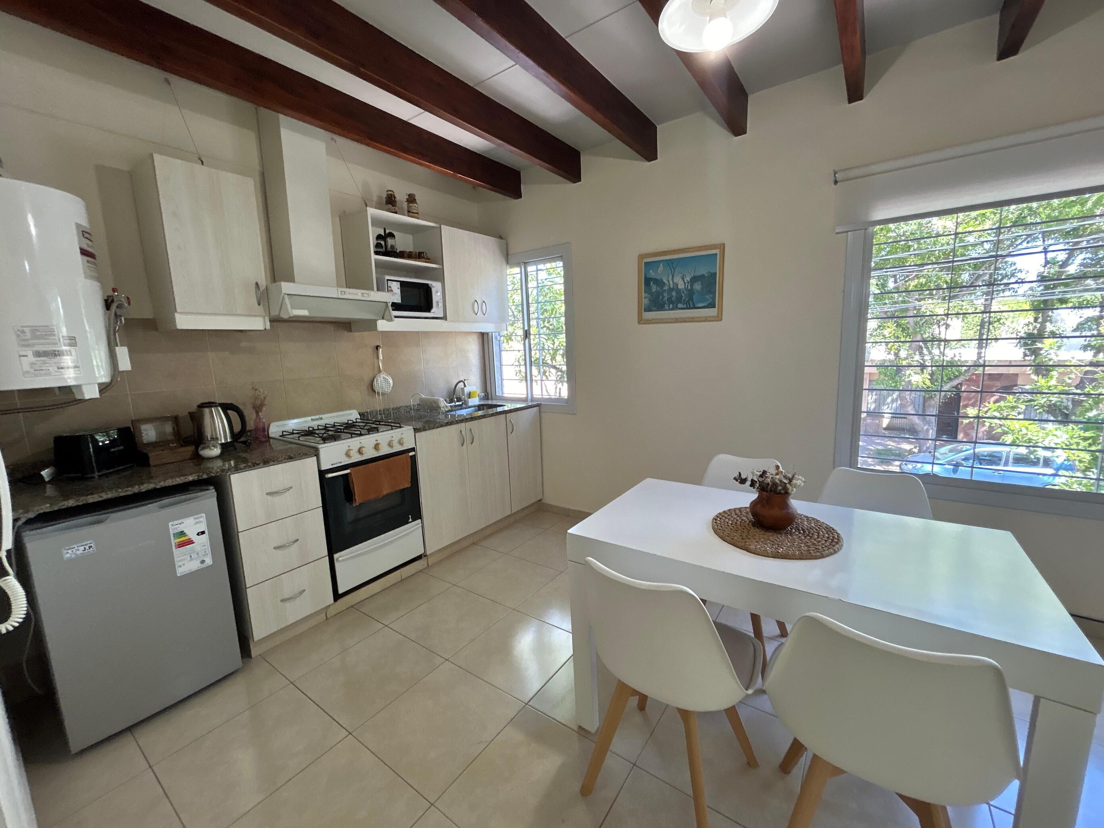 Geladeira, micro-ondas, fogão, cooktop