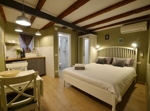 Studio (Studio Apartment)