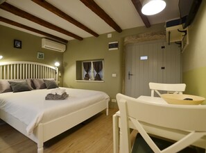 Studio (Studio Apartment)