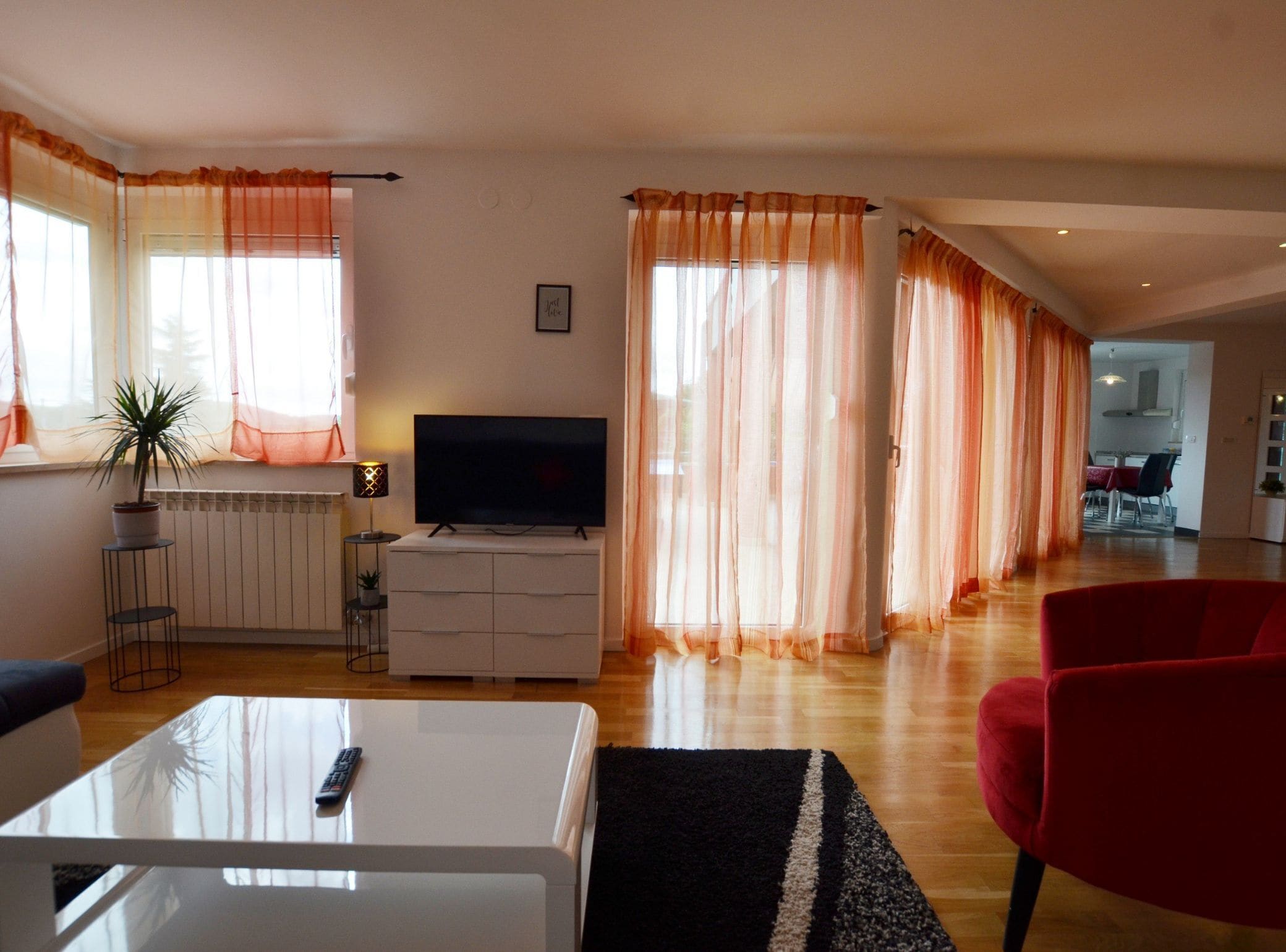 Villa (Villa with Pool) | Wohnzimmer | 32-Zoll-Flachbildfernseher mit Satellitenempfang