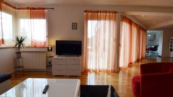 Villa (Villa with Pool) | Wohnzimmer | 32-Zoll-Flachbildfernseher mit Satellitenempfang