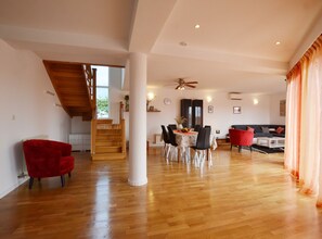 Villa (Villa with Pool) | Oppholdsrom | En 32-tommers Flatskjerm-TV med Parabol-TV