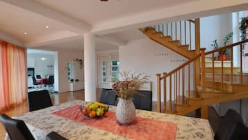 Villa (Villa with Pool) | Wohnzimmer | 32-Zoll-Flachbildfernseher mit Satellitenempfang