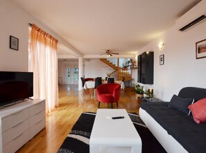 Vil·la (Villa with Pool) | Sala d'estar | Televisor de pantalla plana de 32 polzades amb canals per satèl·lit 