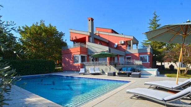 A modern two-story house with a swimming pool, outdoor seating, and a large umbrella. - Calm Countryside Rovinj Manor With Pool (Rovinj)