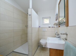 Casa (Three Bedroom Holiday Home with Pool) | Banheiro | Chuveiro, toalhas de banho