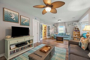 TV, offices - Mermaid Cottage – 3 BDR Charmer! (St. Augustine)