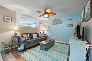 TV, offices - Mermaid Cottage Near Historic St Augustine (St. Augustine)