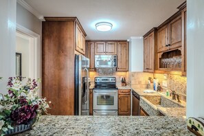 Kühlschrank, Mikrowelle, Ofen, Wasserkocher mit Kaffee-/Teezubehör