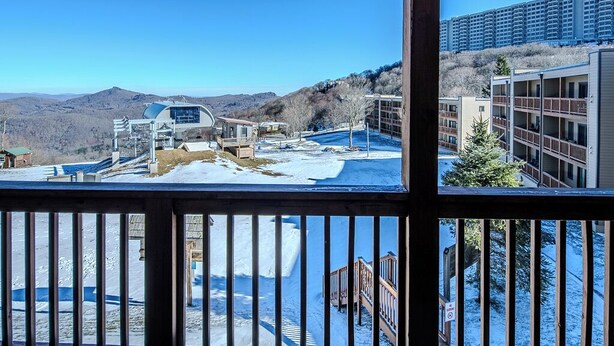 Ein Hotel mit Blick auf Berge und einem modernen Gebäude im Hintergrund.