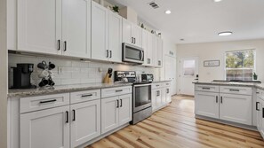 Frigorífico, microondas, horno y placa de cocina