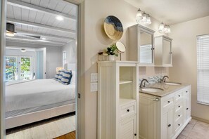 4 bedrooms, desk, iron/ironing board, internet