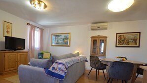 アパートメント (Two Bedroom Apartment) | リビングルーム