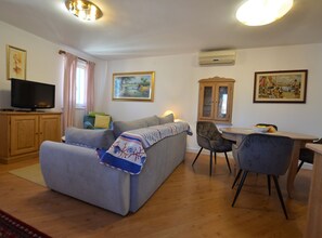 Appartement (Two Bedroom Apartment) | Salle de séjour | Télévision à écran plat de 32 pouces avec chaînes par satellite