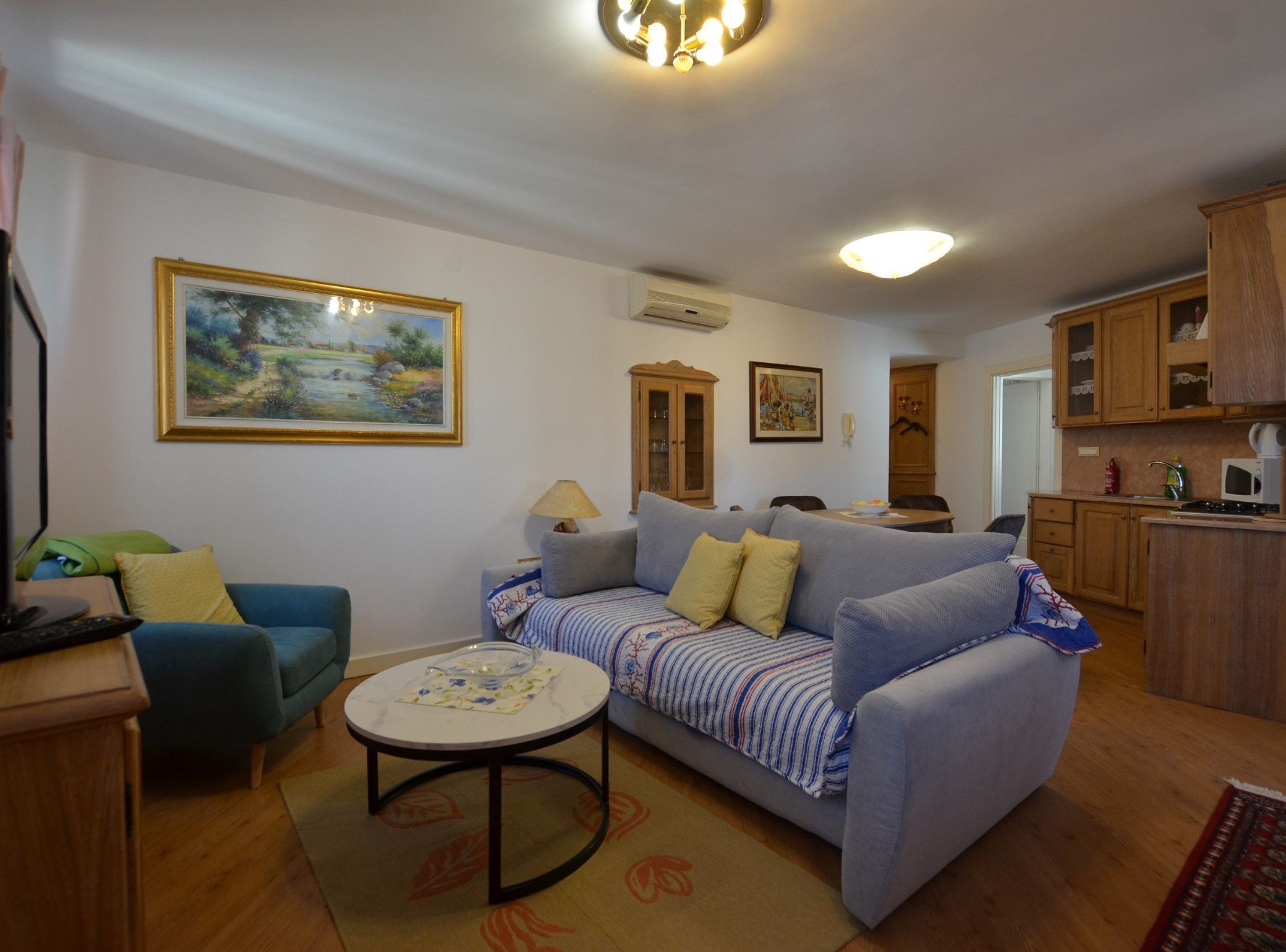 Apartamento (Two Bedroom Apartment) | Sala de estar | TV de tela plana 32 polegadas com canais via satélite