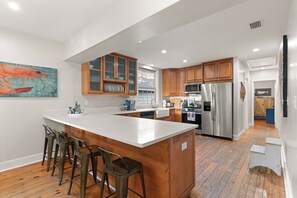 Fridge, microwave, oven, stovetop - Charming Beach House sleeps 10 with a pool (St Simons Island)