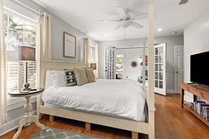 4 bedrooms, free WiFi, bed sheets - Charming Beach House sleeps 10 with a pool (St Simons Island)