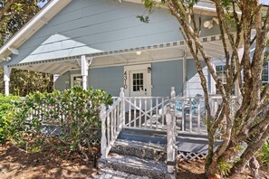 Exterior detail - Charming Beach House sleeps 10 with a pool (St Simons Island)