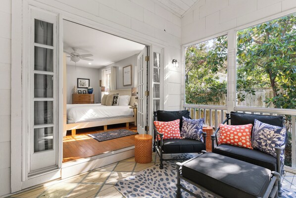 4 bedrooms, free WiFi, bed sheets - Charming Beach House sleeps 10 with a pool (St Simons Island)