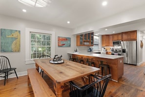 Dining - Charming Beach House sleeps 10 with a pool (St Simons Island)