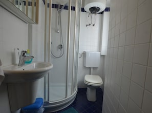 Apartamento (One Bedroom Apartment with Sea View) | Banheiro | Chuveiro, toalhas de banho