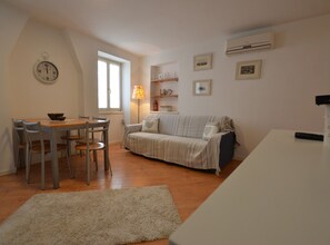 Apartment (One Bedroom Apartment with Sea View) | Living room | 32-inch flat-screen TV with satellite channels