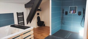 Shower, hair dryer, towels, soap - Character house (Viverols)