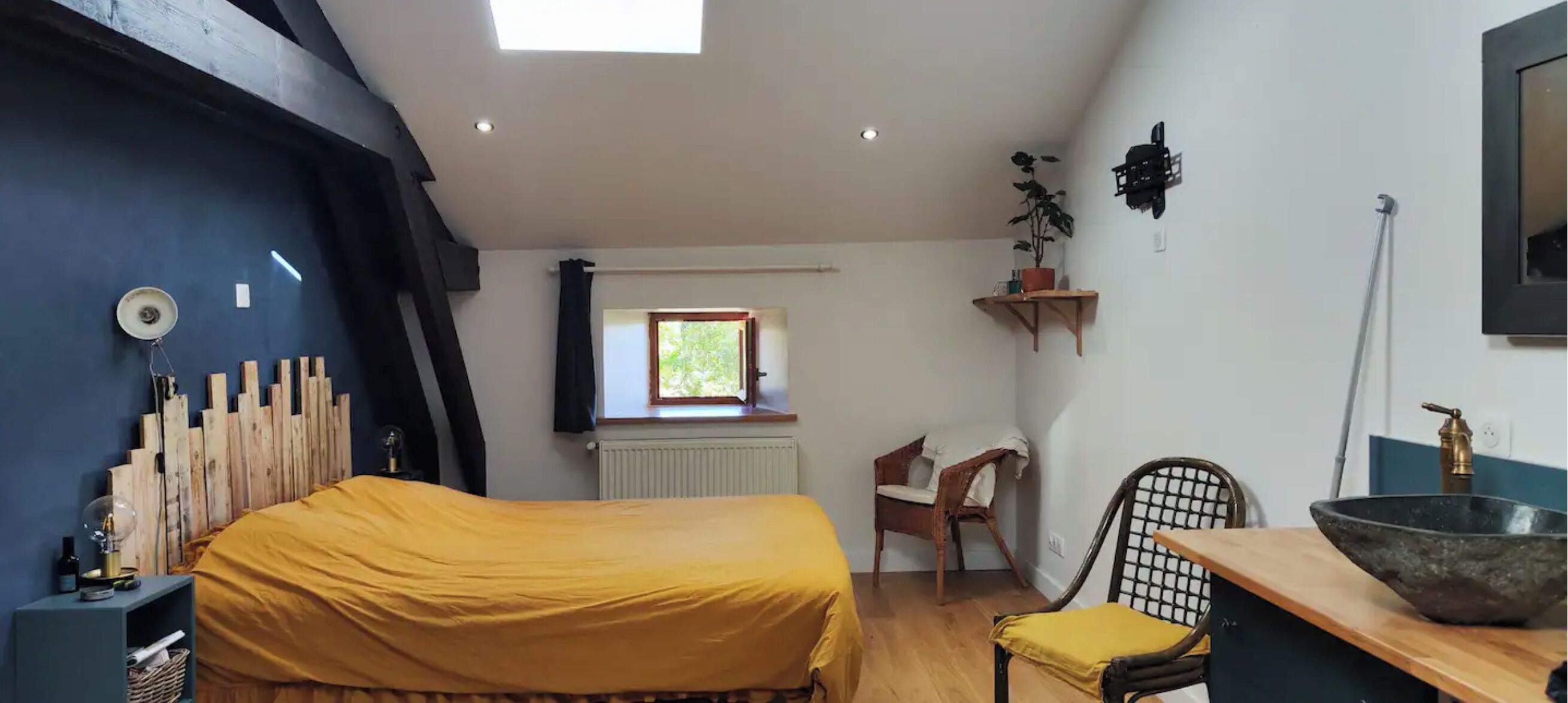 6 bedrooms, WiFi, bed sheets