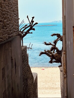 On the beach - Villa Marguerite, facing the sea (Concarneau)