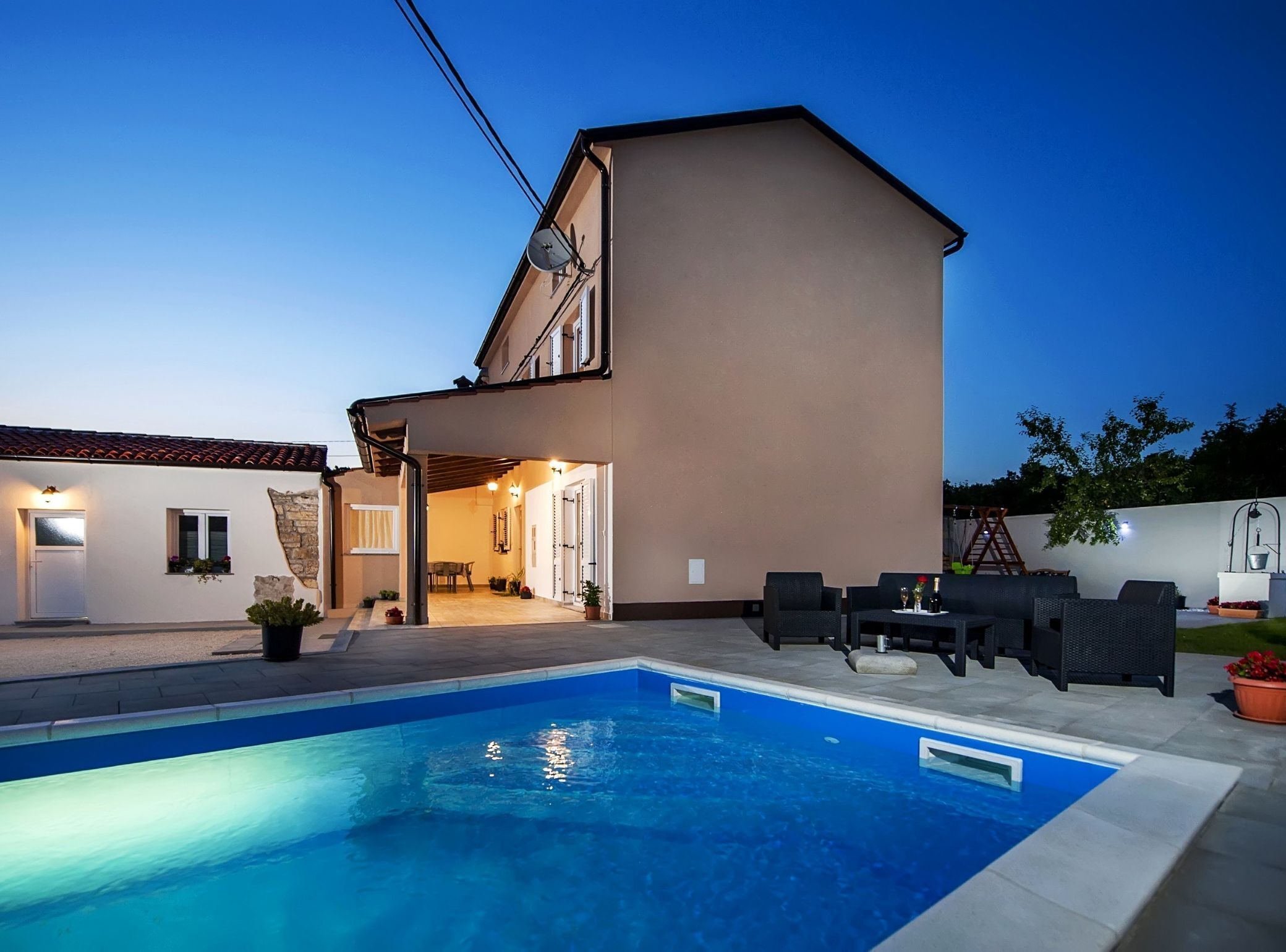 Ferienhaus (Three Bedroom Holiday Home with Pool) | Außenpool | Außenpool (je nach Saison geöffnet), Sonnenschirme, Liegestühle