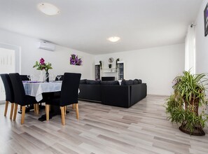 Casa (Three Bedroom Holiday Home with Pool) | Sala de estar | Televisión de pantalla plana de 32 pulgadas con canales vía satélite 